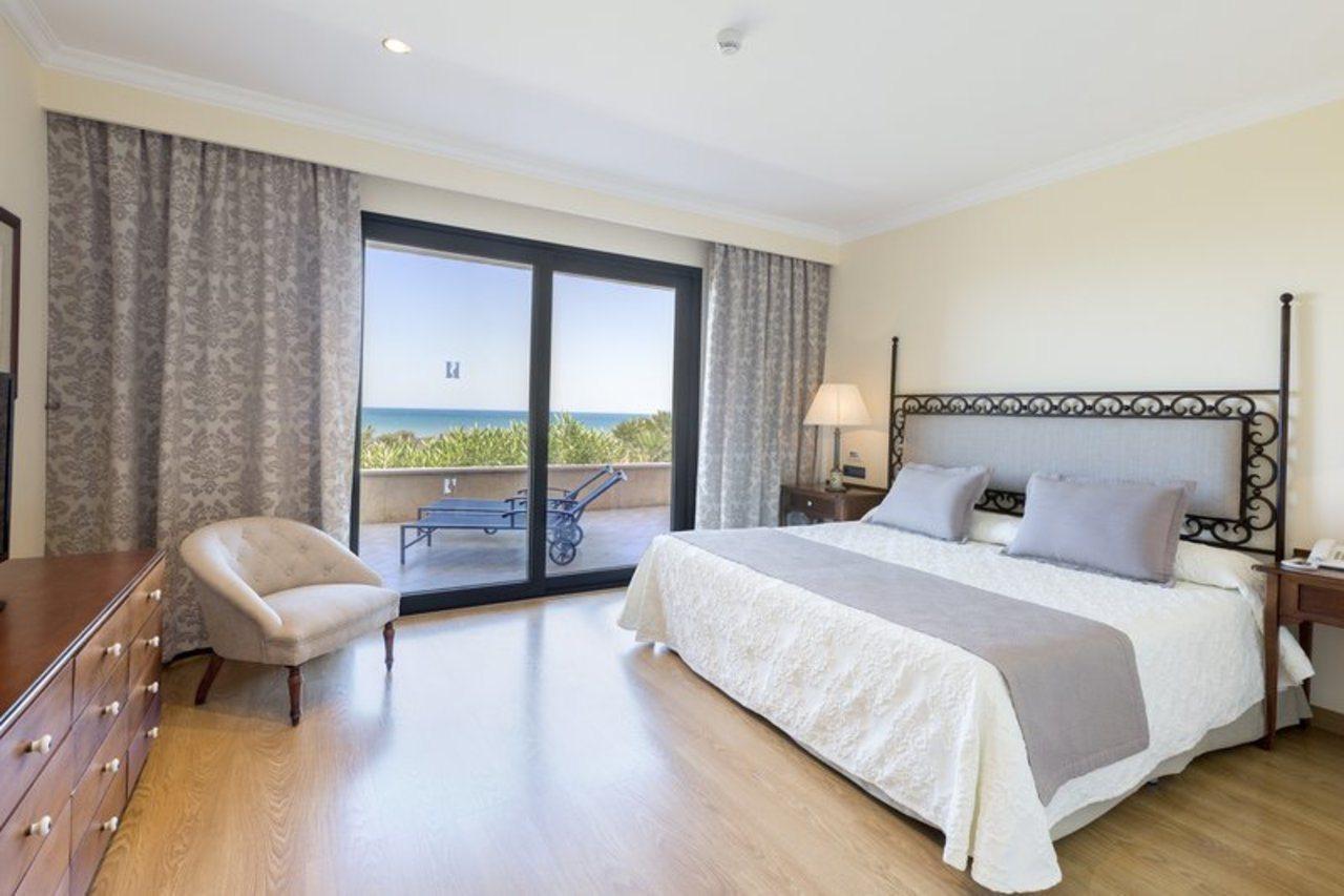 Hipotels Barrosa Palace & Spa Chiclana de la Frontera Bagian luar foto A bedroom at the hotel