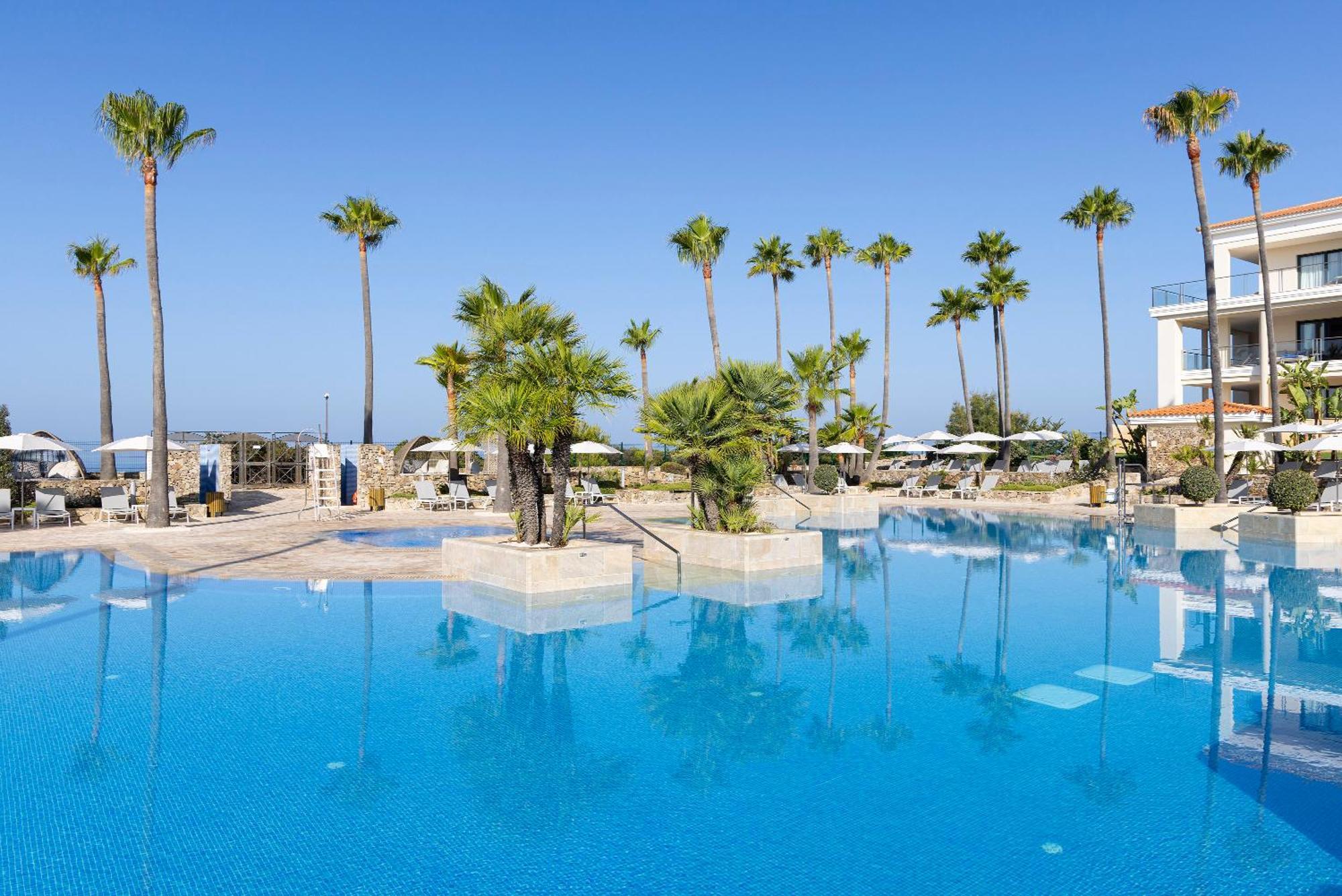 Hipotels Barrosa Palace & Spa Chiclana de la Frontera Bagian luar foto Pool at the Hilton La Romana